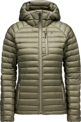 Damen Insulationshose "Women"s Approach Down Hoody" von Black Diamond in olivgrün; mit Kapuze und Reißverschluss.