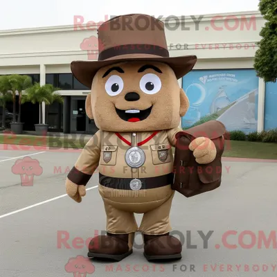 Produktbild von Maskottchen REDBROKOLY eines braunen Zirkusdirektors mit Cargo-Shorts und Messenger-Taschen