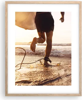 Produktbild von Gerahmtes Poster - Rahmen in heller Eiche - Surfen Strand Freude - 40x50 cm - Wand Bild - Wanddeko - Wandbilder - Kunstposter - Wandposter - Bilderrahmen - Bilder - Kunstdruck - P2NPA40x50-4801
