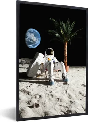 Produktbild von MuchoWow® Gerahmtes Poster Astronaut - Mond - Palme - Liegestuhl 40x60 cm - Poster mit Schwarzem Bilderrahmen Wandposter Rahmen Foto Bilder - Papierdruck - Wandbilder