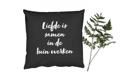 Produktbild von MuchoWow® Zierkissen Sofakissen Wohnzimmer Dekokissen 50x50 cm Liebe ist gemeinsame Arbeit im Garten - Text - Liebe - Zitate - Komfort - Sofakissen