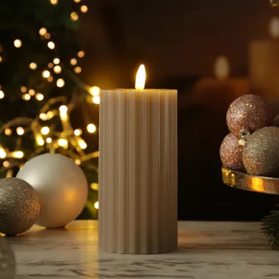 Produktbild von LED Kerze LIV - gerillt - Echtwachs - warmweiße 3D Flamme - H: 17,5cm - D: 7,5cm - Timer - grau