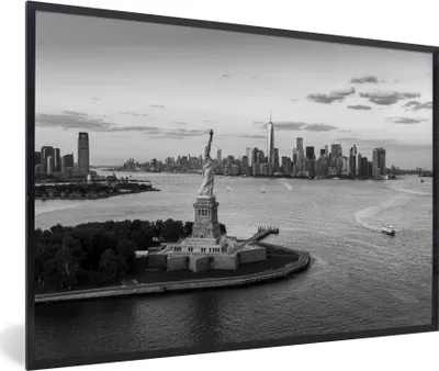 Produktbild von MuchoWow® MuchoWow® Gerahmtes Poster New York - Freiheitsstatue - Skyline - Schwarz - Weiß 60x40 cm - Poster mit zchwarzem Bilderrahmen - Printing - Wanddeko Schlafzimmer