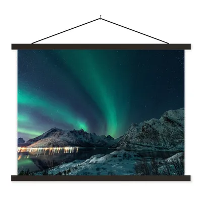 Produktbild von MuchoWow® Textilposter Nordlicht - Berg - Schnee - Grün - Sternenhimmel - Winter 120x90 cm mit schwarzem Rahmen - Aufhänger für Poster