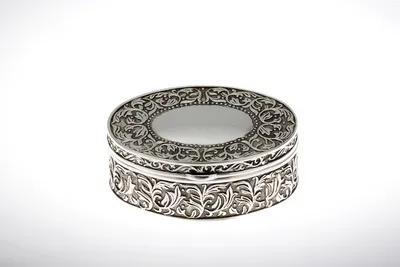 Produktbild von Schmuckdose Oval antik    versilbert 9,0 x 7,5cm  H 3,5cm