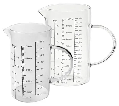 Zdjęcie produktu dla Zestaw dwóch szklanych miarek: 1 litr i 500 ml, wykonane z odpornego na wysokie temperatury szkła borosilikatowego, z uchwytem i wylewem