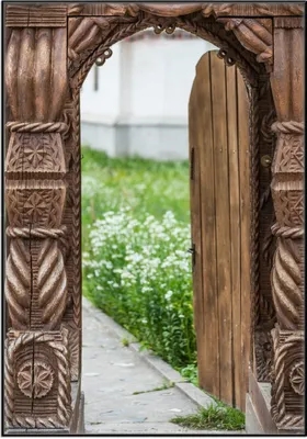 Produktbild von Wallario Wandbild Offene alte Pforte mit Schnitzereien aus Holz, Größe: 70,30 x 100,30 cm, Poster mit schwarzem Aluminiumrahmen