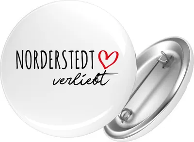 Produktbild von Huuraa Button Norderstedt verliebt 59mm rund mit Sicherheitsnadel Ansteckbutton Geschenkidee