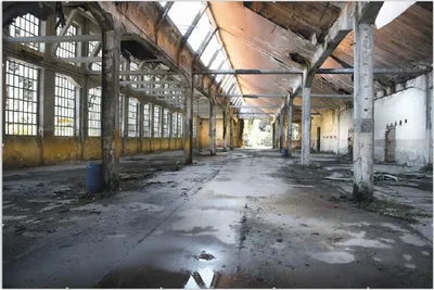 Produktbild von Wallario Wandbild Alte Industriehalle  leerstehend und einsam, Größe: 61 x 91,5 cm, Poster mit rahmenlosen Bildhalter