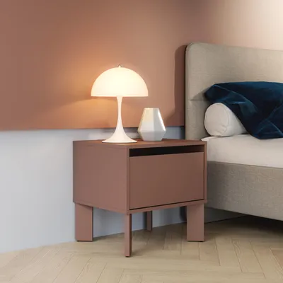 Produktbild von Forte TAHOE Nachtschrank 50, minimalistischer Nachttisch mit Schublade und diagonal gesetzten Beinen, Schlafzimmer, Holzwerkstoff, Terrakotta, 48,2 cm breit x 47,5 cm hoch x 41,4 cm tief