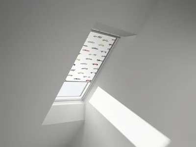 Produktbild von VELUX Verdunkelungsrollo Kids Rennautos manuell Rahmen aluminium DKL MK04 4654S