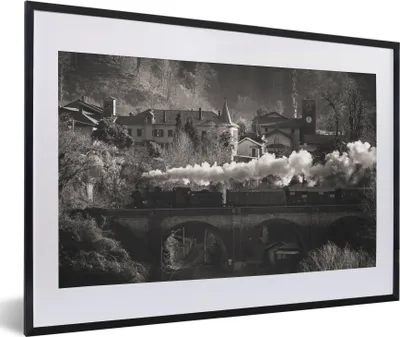Produktbild von MuchoWow® MuchoWow® Gerahmtes Poster Schwarz-Weiß-Fotografie eines Dampfzuges auf einer Brücke 60x40 cm - Poster mit zchwarzem Bilderrahmen - Schlafzimmer - Plakat in Rahmen - Drucken