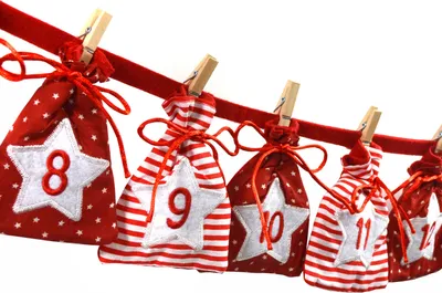 Produktbild von Adventskalender zum Befüllen - Stoff, rot weiß/Weihnachtskalender,Zahlen,Beutel,Sack,Säcke,Säckchen,Stoffbeutel,Baumwolle,Baumwollsäckchen,Geschenkbeutel,Bastelset