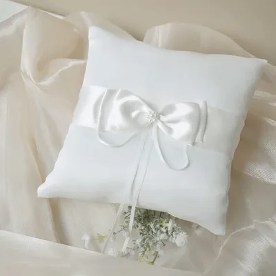 Produktbild von 20 x 20 cm Trauringkissen mit schöner Schleife und Simulationsperle als Geschenk für deinen Geliebten - weiß