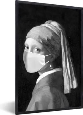 Produktbild von MuchoWow® Gerahmtes Poster Das Mädchen mit dem Perlenohrring mit weißer Mundhaube - Gemälde von Johannes Vermeer - schwarz-weiß 60x90 cm - Poster mit Schwarzem Bilderrahmen Wandposter Rahmen Foto Bilder - Kunst