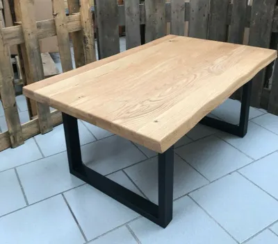 Produktbild von Couchtisch Baumkante Wildeiche Massiv geölt 110x70cm Metall U-Gestell schwarz