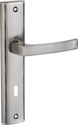 Zdjęcie produktu dla Klamka ARIA na szyldzie długim 220 mm w patynie, z otworem na klucz, do drzwi wewnętrznych 38-45 mm