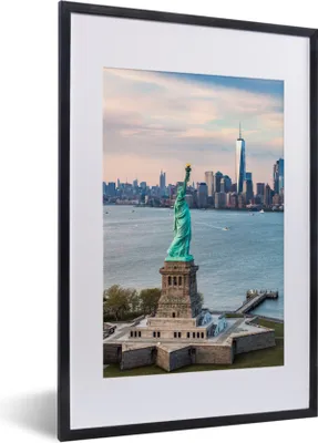 Produktbild von MuchoWow® MuchoWow® Gerahmtes Poster Die Freiheitsstatue im Vordergrund und ein Blick auf das World Trade Center und die New Yorker Skyline 40x60 cm - Poster mit zchwarzem Bilderrahmen - Poster in Rah