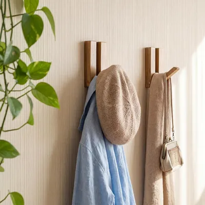 Produktbild von Rustikaler Holz-Garderobenständer mit 8 ausklappbaren Haken, platzsparendes Design