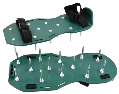 Produktbild von Rasentragschuhe mit Spikes – Belüftungsschuhe für effektive Rasenpflege