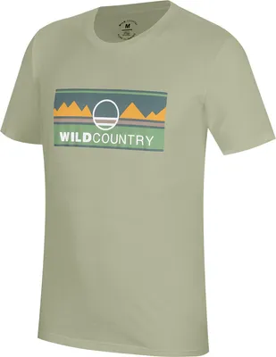 Helles Herren T-Shirt von Wild Country mit buntem Bergdesign und Schriftzug "WILD COUNTRY".