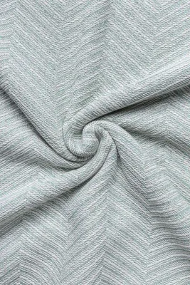 Obrázok produktu pre Dekoratívna deka Unyqoos® so vzorom "fischgrät" v zelenej farbe – mäkká, ľahká prikrývka s rozmermi 125 x 180 cm, vhodná do spálne a obývačky, možno prať v práčke pri 30°C