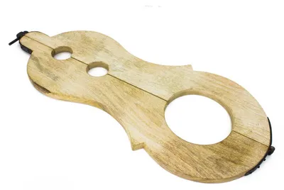 Produktbild von Mittelalterliche Schandgeige aus Holz mit Eisenbeschlägen, aufklappbar, 77 cm lang, 30,5 cm breit, Hals 17 cm, Handgelenk 6,5 cm