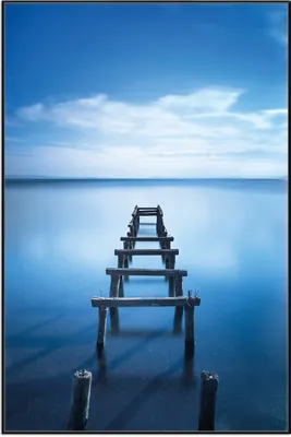 Produktbild von Wallario Wandbild Rustikaler Holzsteg im blauen See, Größe: 61 x 91,50 cm, Poster mit schwarzem Aluminiumrahmen