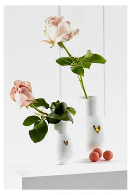 Produktbild von Goldene Kugelvase mit Herzmotiv