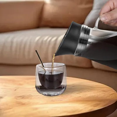 Produktbild von Dekanter mit Silikondeckel 1,2 Liter Karaffe mit Ausgießer - Elegant für selbstgemachte Getränke, Wasser, Eistee, Milch, Kaffee, Wein