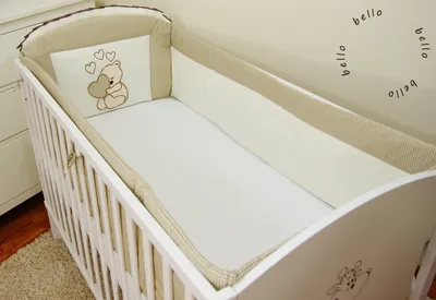 Produktbild von Babybett Nestchen & Bettumrandung WALLES für Bettchen in Größe 60x120 aus 100% Baumwolle bestickt mit einem Teddybär mit Herz Dunkelbeige