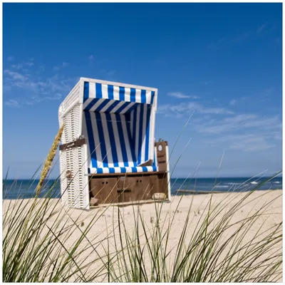 Produktbild von Wallario Premium Glasbild, freischwebende Optik, kräftige Farben, Größe 50 x 50 cm Motiv Strandkorb
