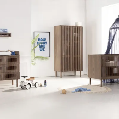 Produktbild von Kidsmill Dai Babyzimmer Walnuss | Bett 70 x 140 cm + Kommode