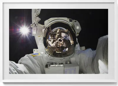 Produktbild von NASA-Astronaut im Weltraum– Wandbild mit Rahmen – Gerahmtes Bild  – Wanddekoration – 100x70 cm –  Weiß Rahmen