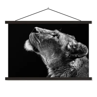Produktbild von MuchoWow® Textilposter Löwe - Tiere - Schwarz und weiß 120x80 cm mit schwarzem Rahmen - Wanddeko