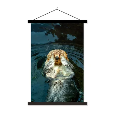 Produktbild von MuchoWow® Textilposter Otter im Wasser liegend 60x90 cm mit schwarzem Rahmen - Poster Wohnzimmer