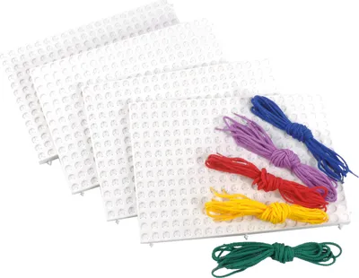 Produktbild von EDUPLAY 120285 Playboards, 4 x 19,5 x 28 cm, Schnüre, Fädelstifte (Farbe zufällig, 1 Set)