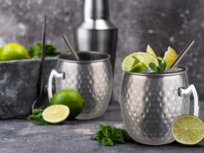 Produktbild von Cocktailgläser Becher Set für Moscow Mule, Metall Strohhalme, Geschenkset