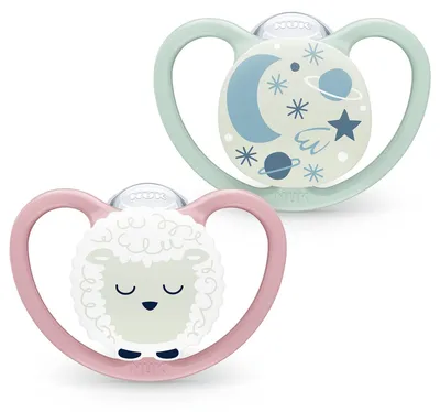 Produktbild von NUK Space Night Babyschnuller | 6-18 Monate | Im Dunkeln leuchtende Schnuller mit zusätzlichen Öffnungen für sensible Haut | BPA-freies Silikon | Schaf | 2 Stück
