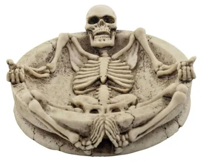 Produktbild von Skelett Aschenbecher mit liegender Skelett-Figur aus Kunststein - handbemalt