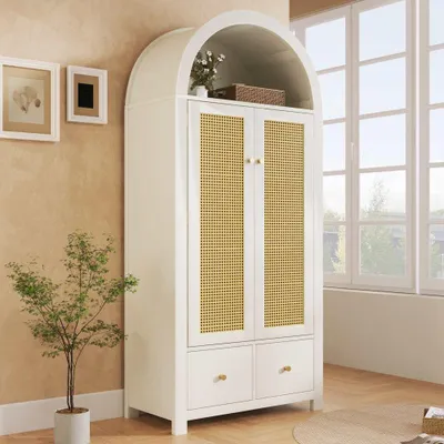 Produktbild von Landhausstil Kleiderschrank mit Rattan-Geflecht, Kleiderstange, offener Ablage, 2 Türen & 2 Schubladen, Magnetverschluss, Kippsicherung, 181x78x45 cm, Weiß