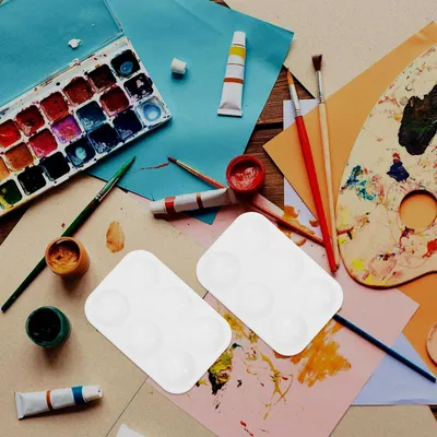 Produktbild von 20 weiße rechteckige Kunststoff-Farbpaletten mit 6 Mulden für den Kunstunterricht und Bastelarbeiten in Eigenarbeit