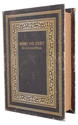 Zdjęcie produktu dla Dekoracyjne pudełko na książki wykonane z drewna i skóry, w stylu vintage charakterystycznym dla Europy. Idealne do przechowywania, w stylu imitującym antyki, do użytku w domu, hotelu lub biurze