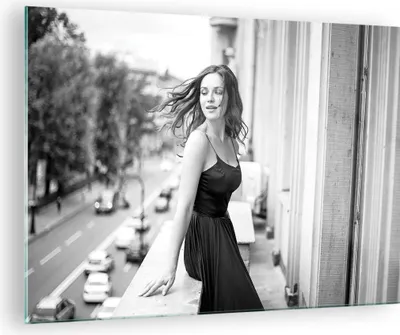 Produktbild von Bilder auf glas - Einteilig - Frau Balkon Straße - 70x50cm - Glasbilder - Wandbilder - Bilder - zum Aufhängen bereit - Wanddekoration aus Glas - Glas Bilder - Wandbild auf Glas - GAA70x50-5017