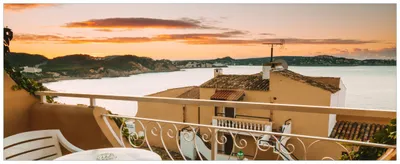Produktbild von Wallario Premium Glasbild, freischwebende Optik, kräftige Farben, Größe 80 x 32 cm Motiv Sommer in Spanien - Ausblick von einer schönen Terrasse auf das Meer