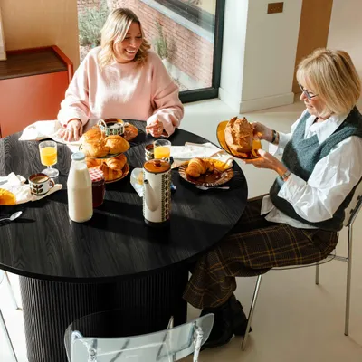 Immagine prodotto di Tavolo da pranzo rotondo moderno 120 cm effetto legno nero - Oviala Maggy