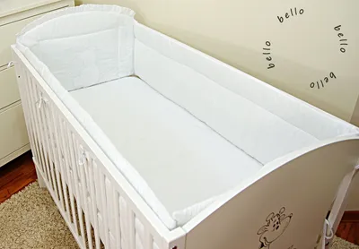 Produktbild von Hnízdo do dětské postýlky a lemování postýlky STĚNY do dětské postýlky o rozměrech 60x120 ze 100% bavlny s výšivkou medvídka se srdíčkem Bílá barva