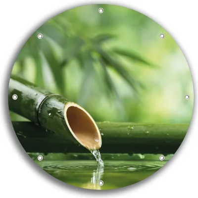 Produktbild von Wallario rundes Outdoor-Poster für Garten oder Balkon, Motiv Bambusquelle  Bambusrohr mit Wasser, 30 cm Durchmesser