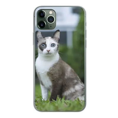 Produktbild von MuchoWow® Handyhülle Schutzhülle Hülle für iPhone 11 Pro Max Katze - Siamese - Gras - Mädchen - Kinder - Jungen - Kind Silikon Softcase Handy Hülle - Schutz