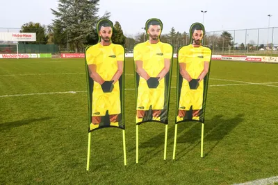 Produktbild von 3er-Set Flexible Schaufensterfiguren aus bedrucktem Polyester - Farbe GELB - Schaufensterfigur Freistoß Fußball